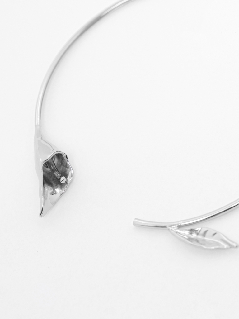Smooth metal flower necklace