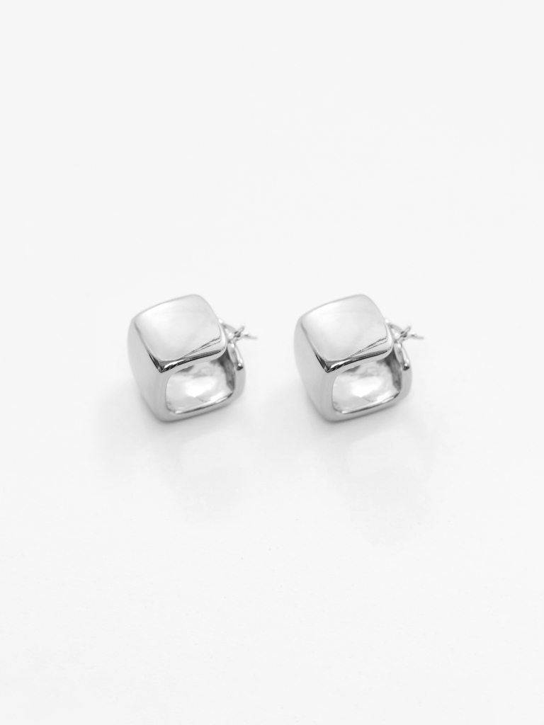 Square-shaped earrings in smooth metal