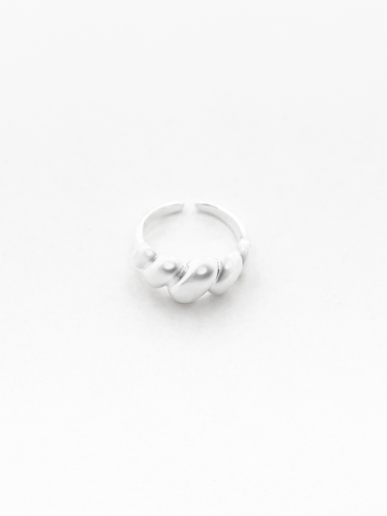 Smooth metal twisted ring