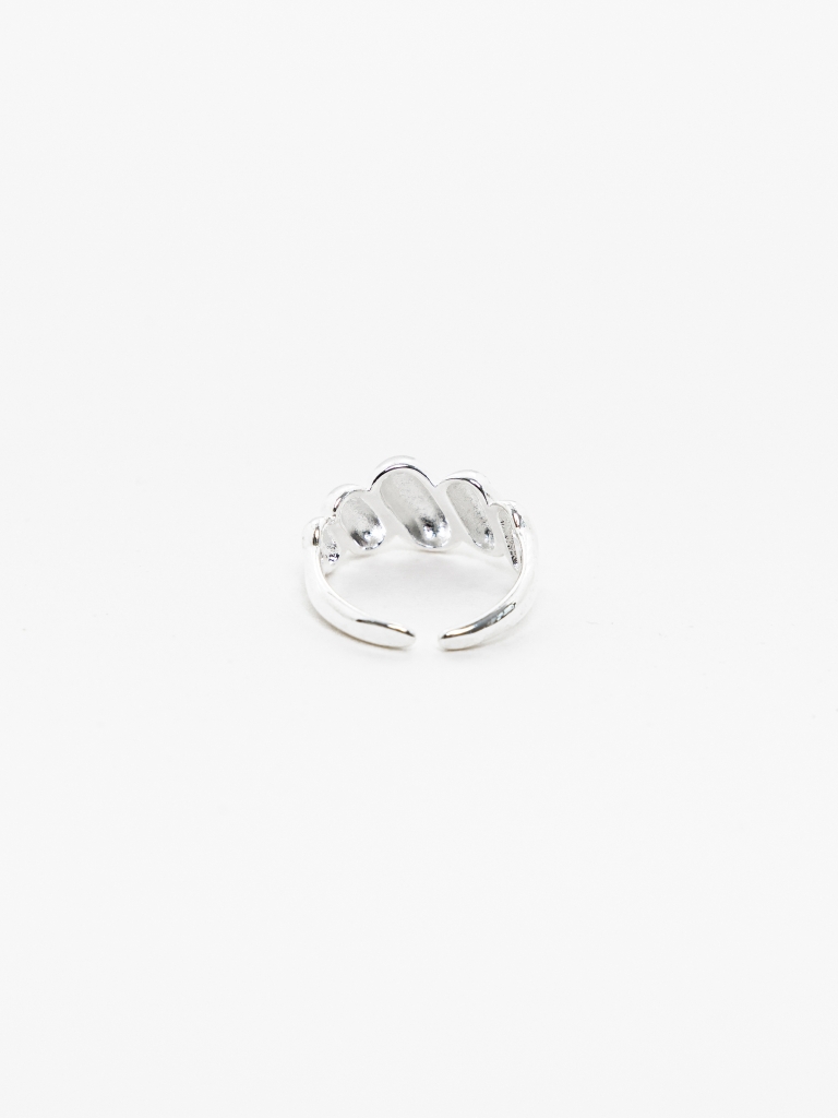 Smooth metal twisted ring