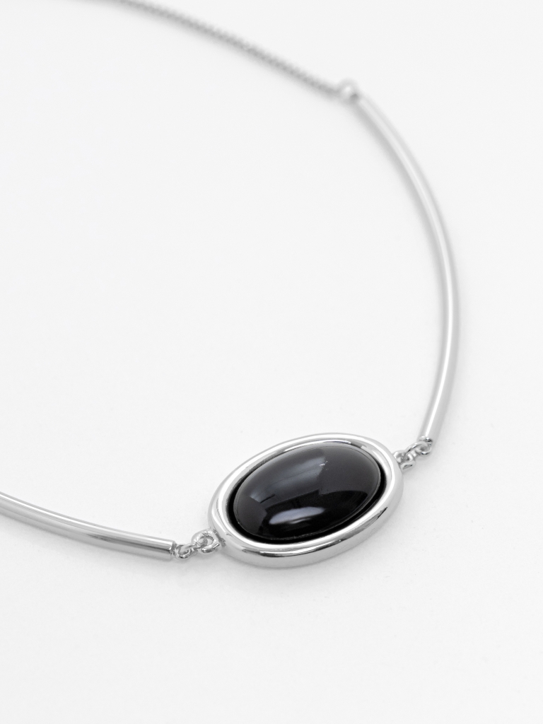 Smooth metal necklace with voluminous oval detail