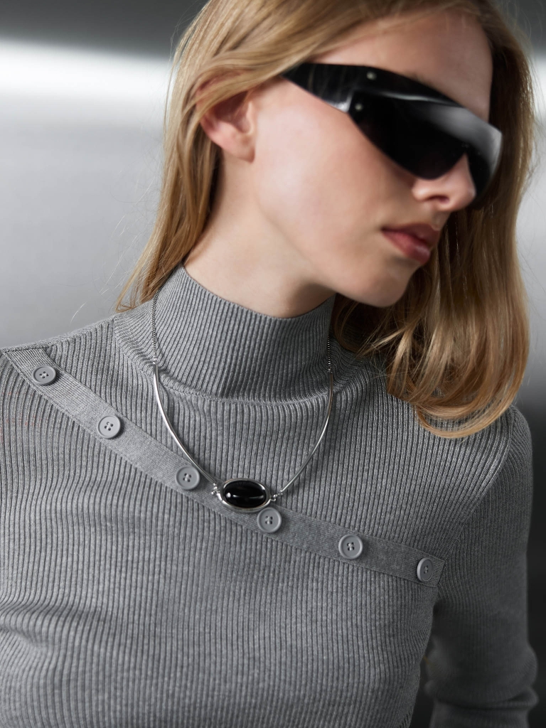 Smooth metal necklace with voluminous oval detail