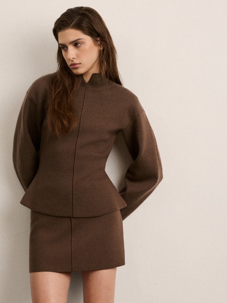 Fitted jumper with a decorative seam