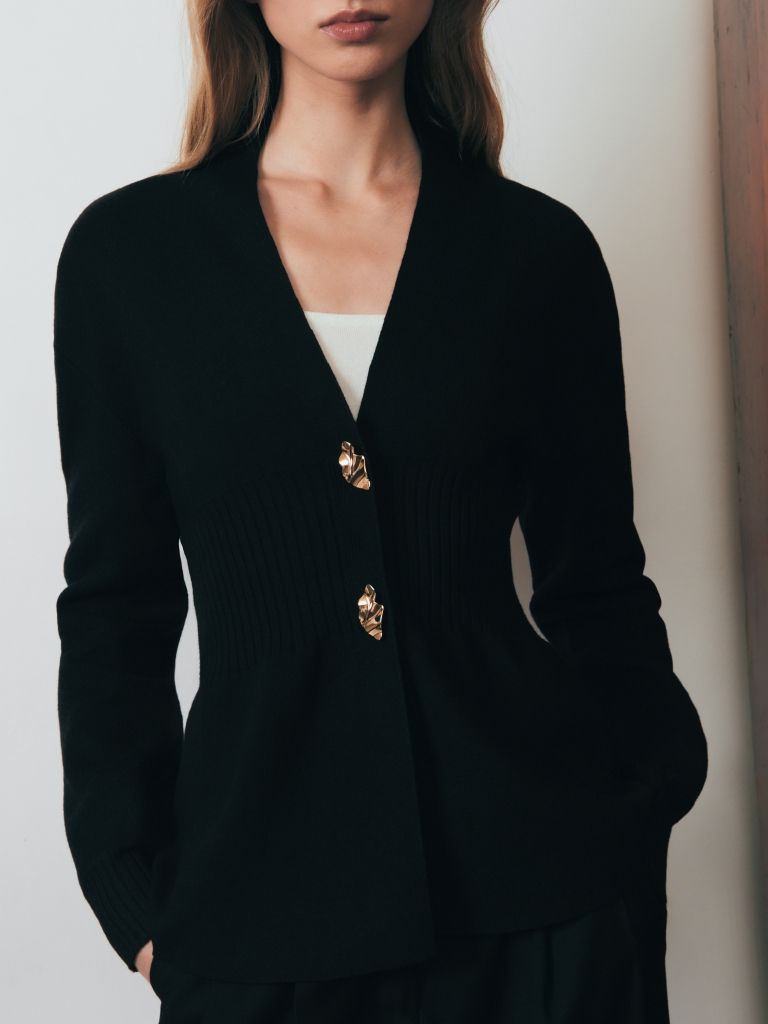 Fitted cardigan with golden fittings