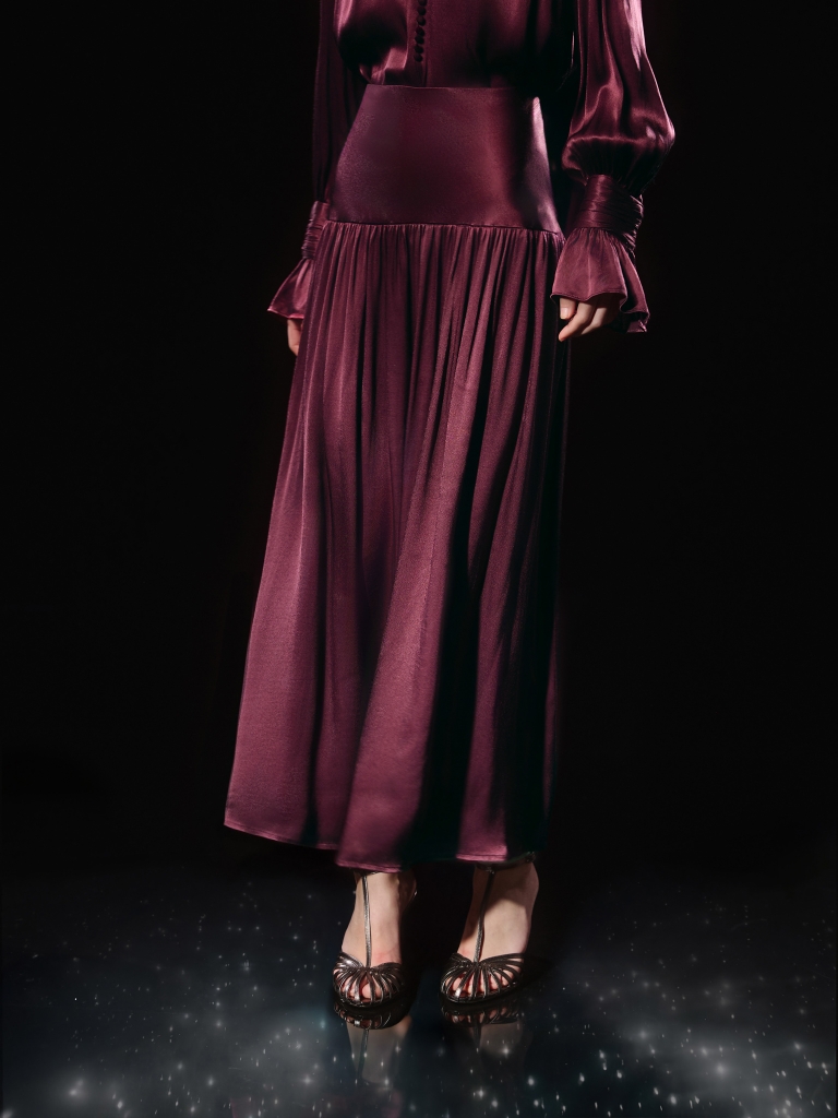 Viscose midi skirt with pleats at the hips