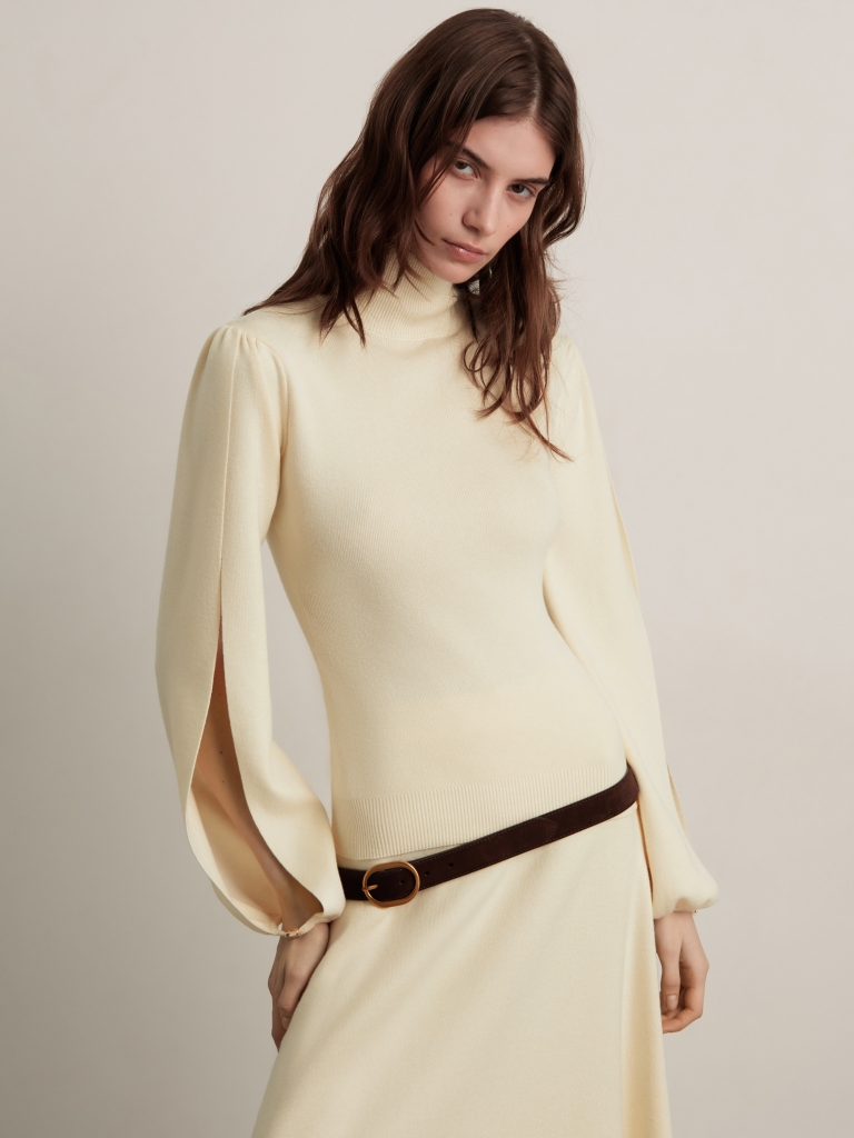 Свитер из гладкого трикотажа с разрезами на рукавах