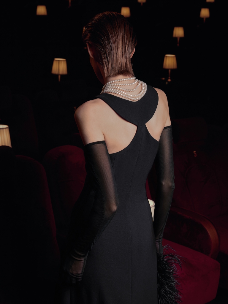 Maxi dress with cut-outs on the back and pearl necklace