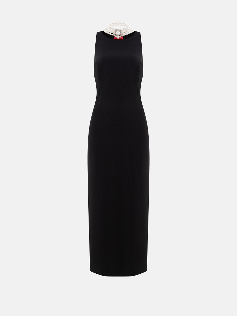 Maxi dress with cut-outs on the back and pearl necklace