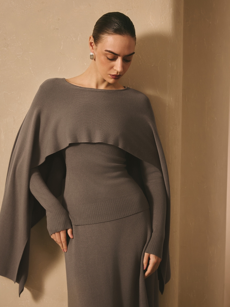 Джемпер из вискозы с длинной накидкой