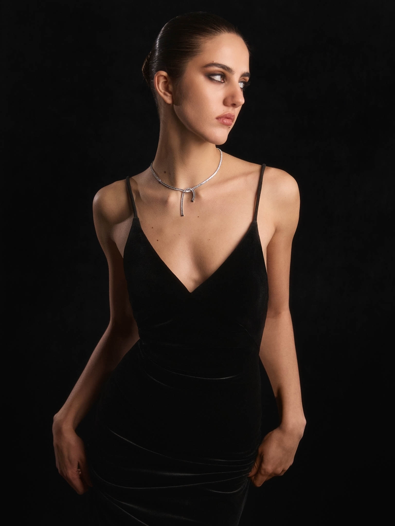 Necklace with intertwined crystal lines