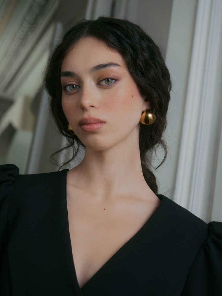 Round earrings in glossy metal