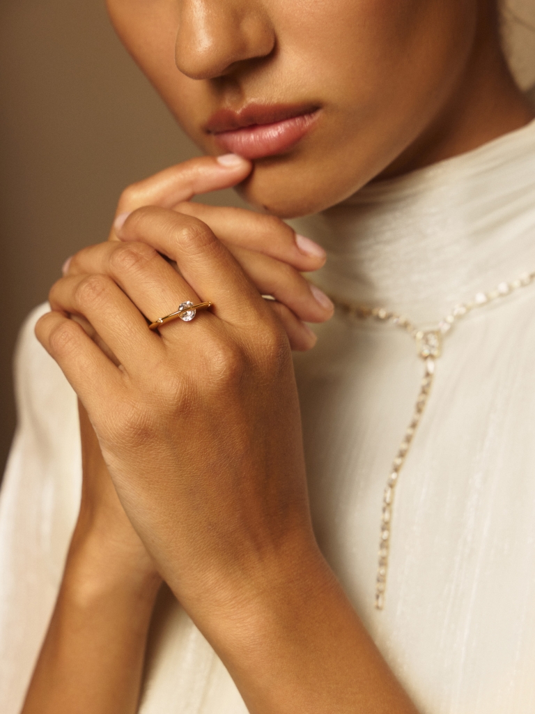 Кольцо с объемным центральным камнем