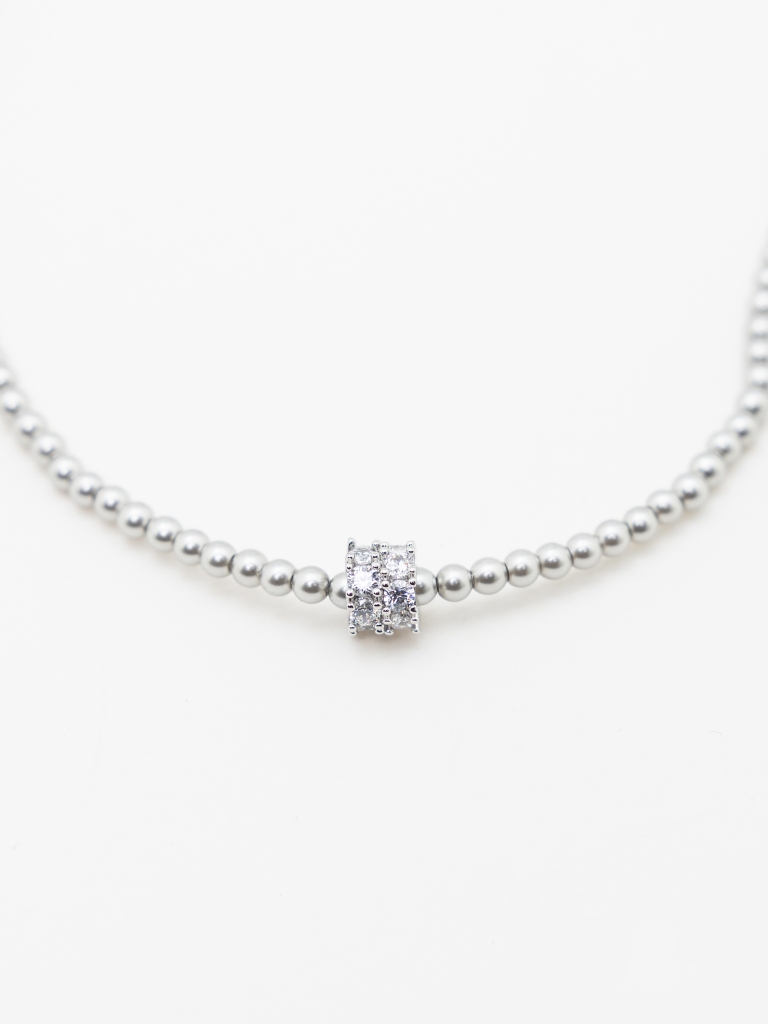 Серебристое колье из круглых блоков с крупным кристаллом