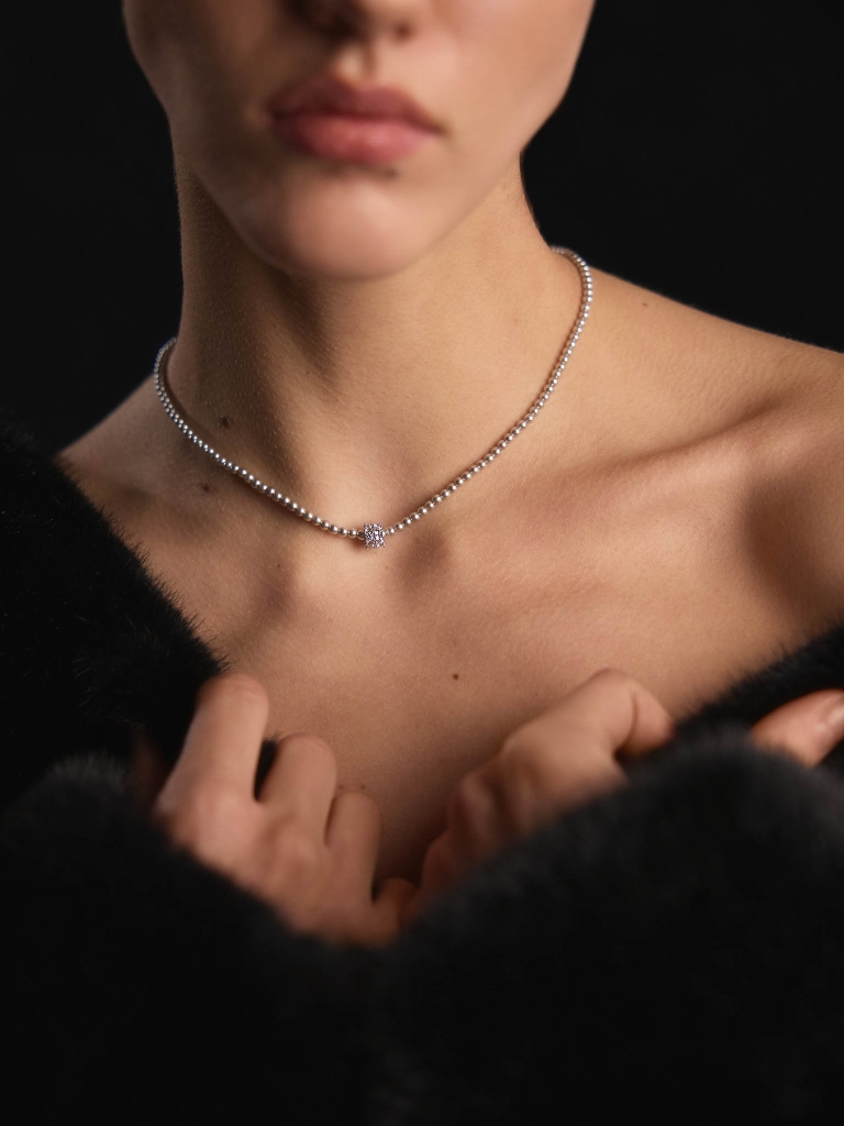 Серебристое колье из круглых блоков с крупным кристаллом