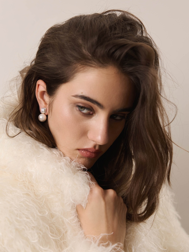 Square-shaped earrings with dangling pearls