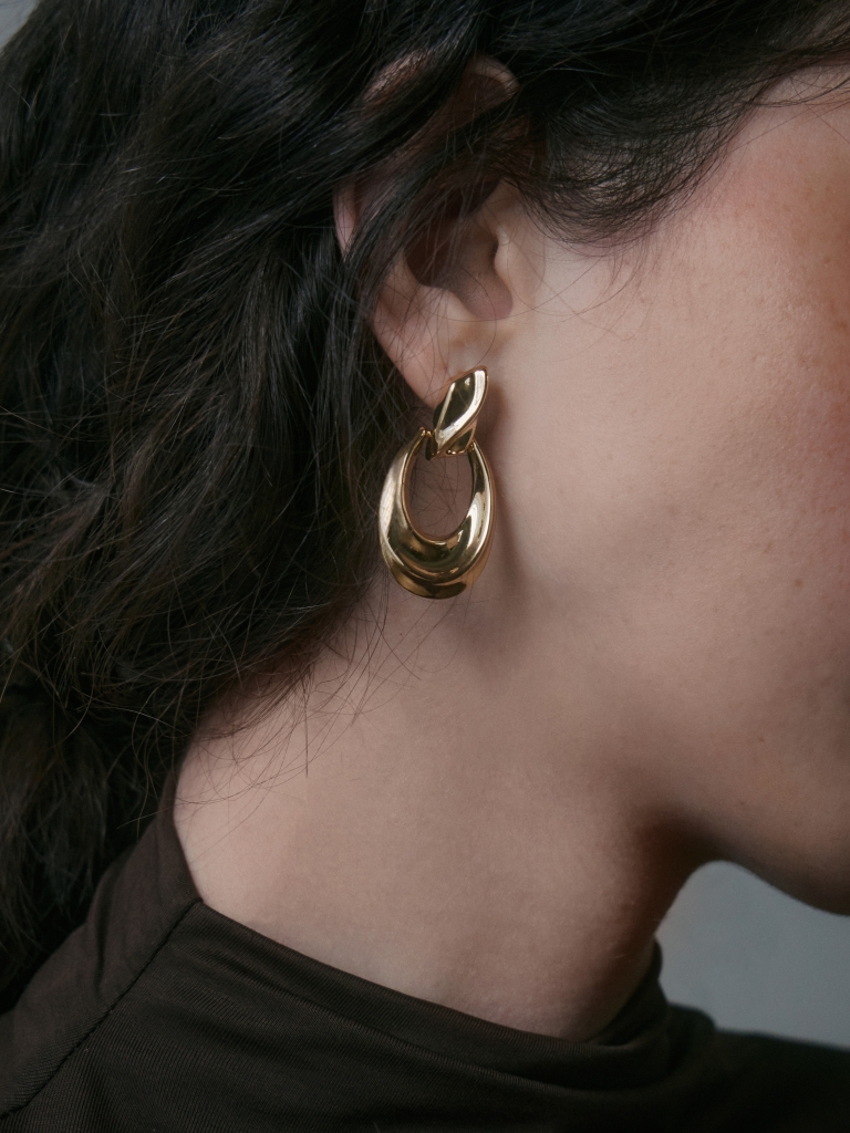 Золотистые серьги-пусеты с подвесными звеньями