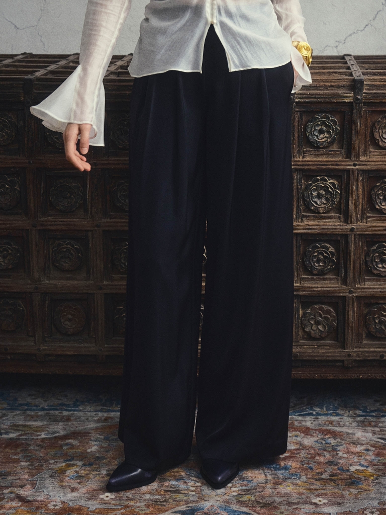 Palazzo trousers with pleats at the waist