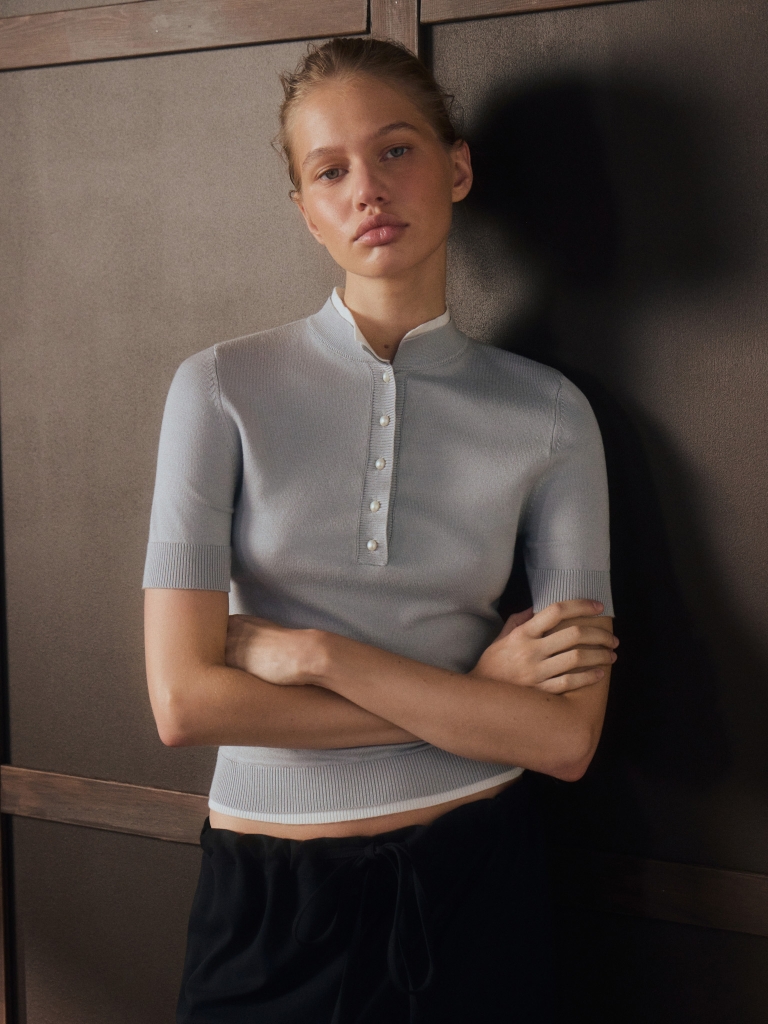 Knitted top with short sleeves and buttoned collar