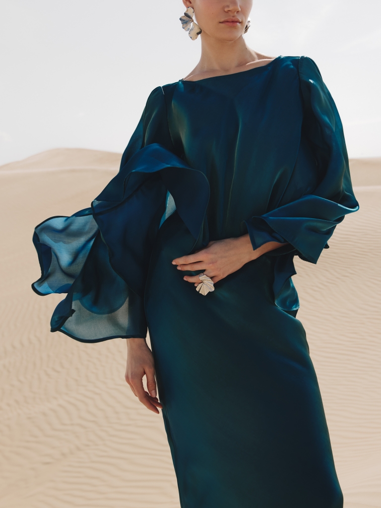 Shimmering blouse with loose sleeves