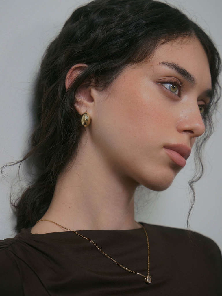 Oval-shaped stud earrings in glossy metal
