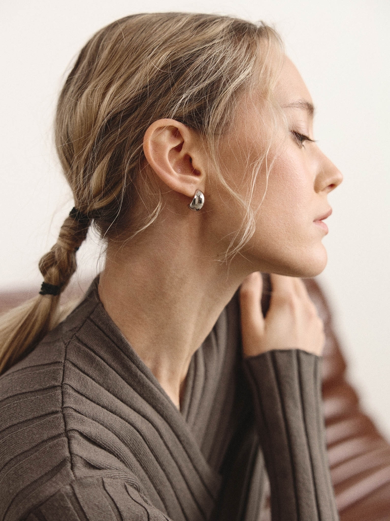 Semi-hoop earrings in glossy metal