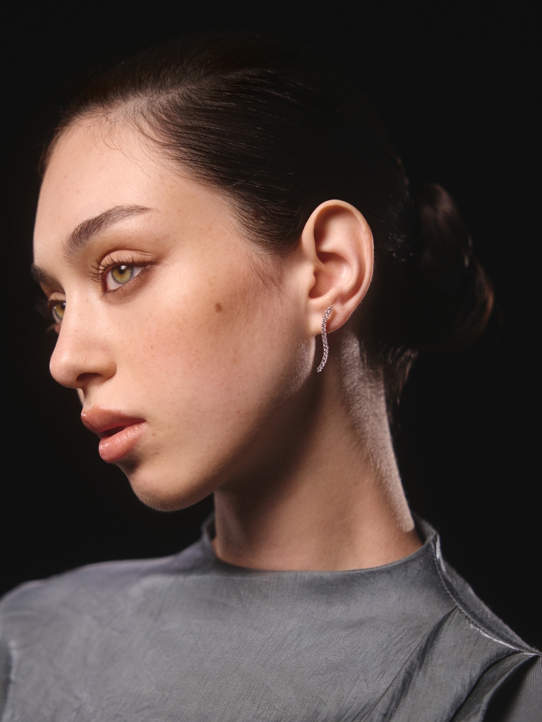 Волнистые серьги-пусеты из страз