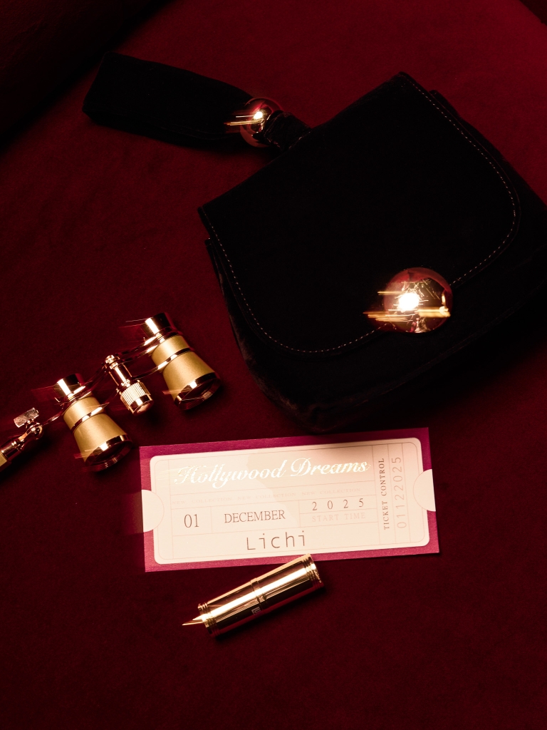 Бархатная сумка с золотистой фурнитурой