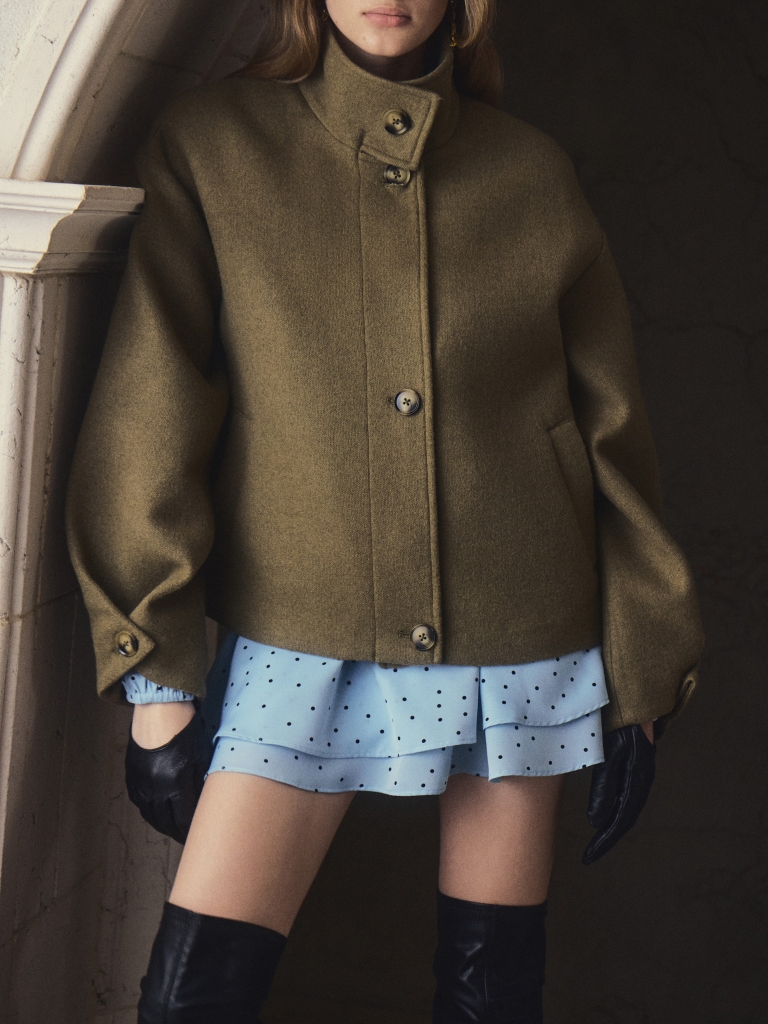 Short single-breasted coat with contrasting buttons