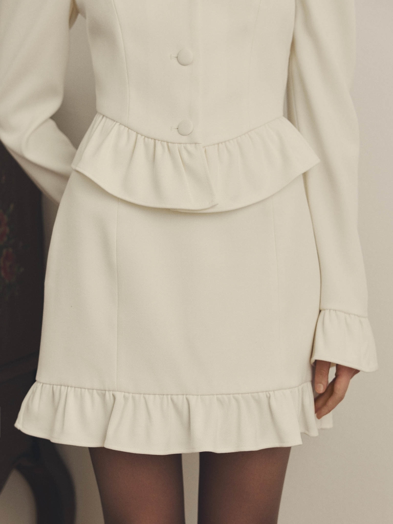 Straight mini skirt with ruffles on the bottom hem