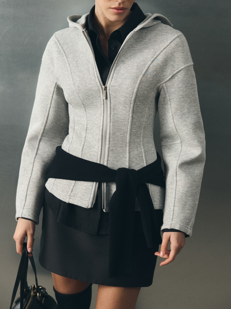 Толстовка на молнии с объемными рукавами