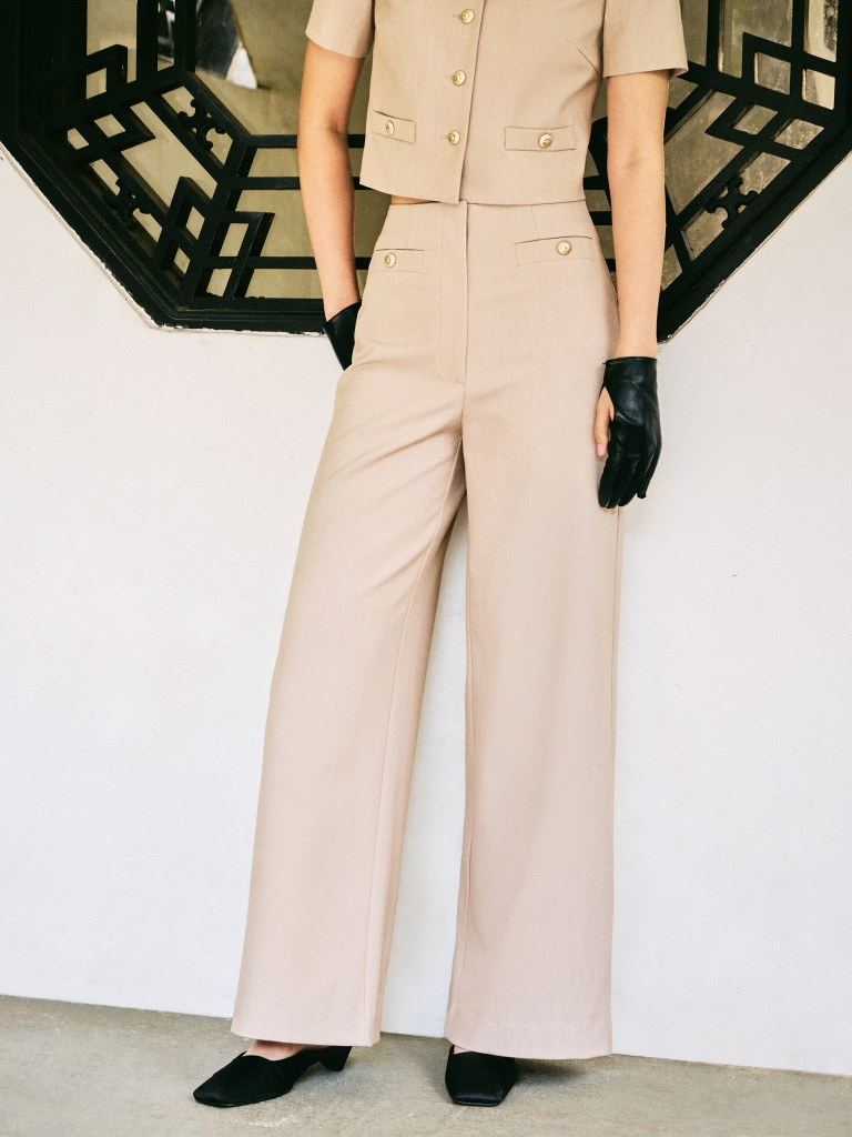 Mid-rise trousers with front creases and oversized buttons