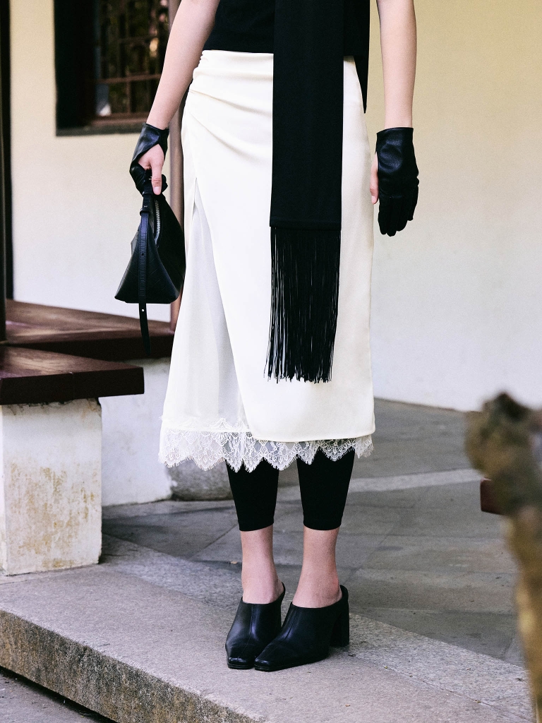 Midirrock aus Satin mit Spitzenbesatz