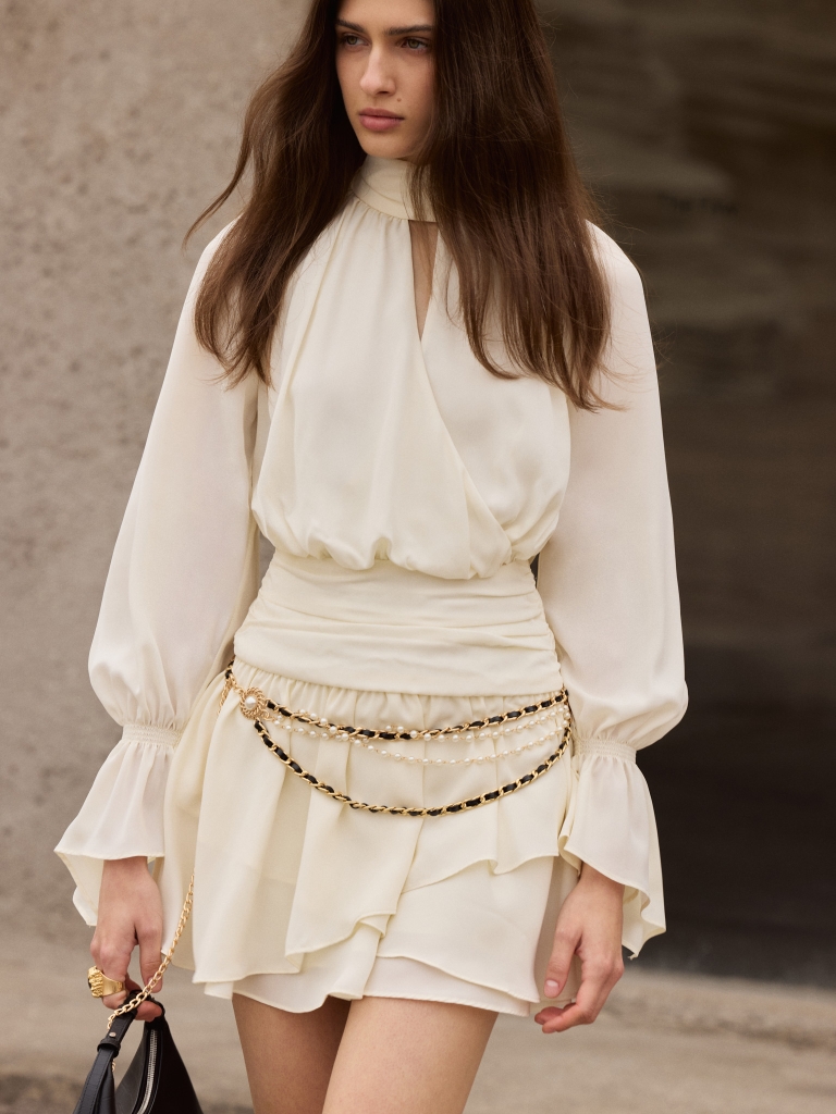 Платье мини с драпировкой на бедрах и многослойной юбкой