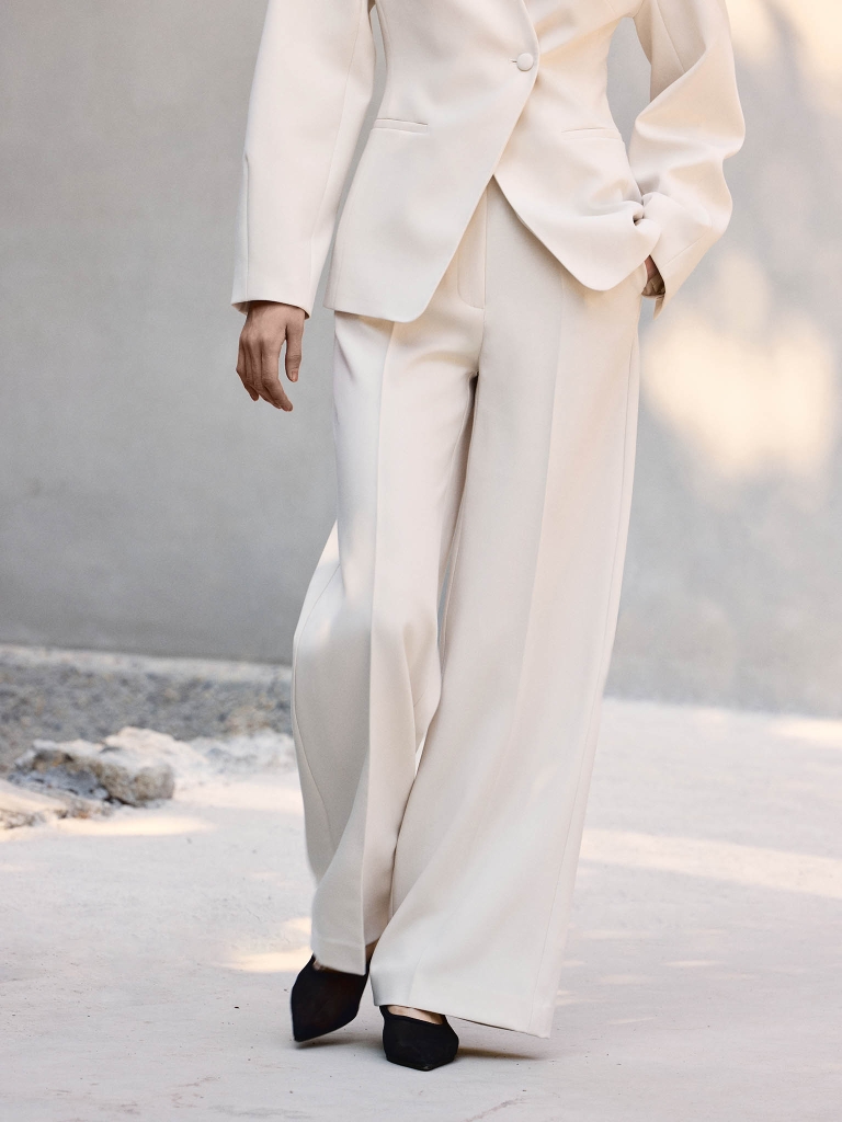 Свободные брюки с обтяжными пуговицами