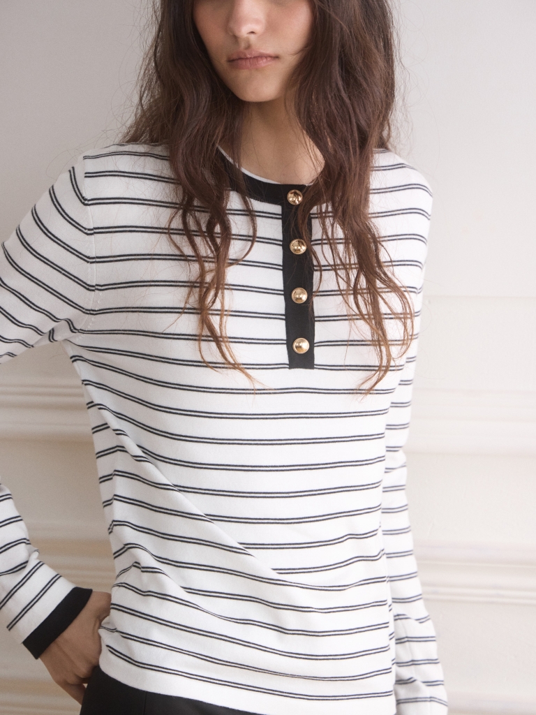 Fine-striped longsleeve with buttons on the collar