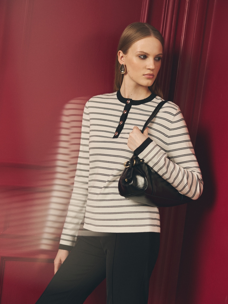 Fine-striped longsleeve with buttons on the collar