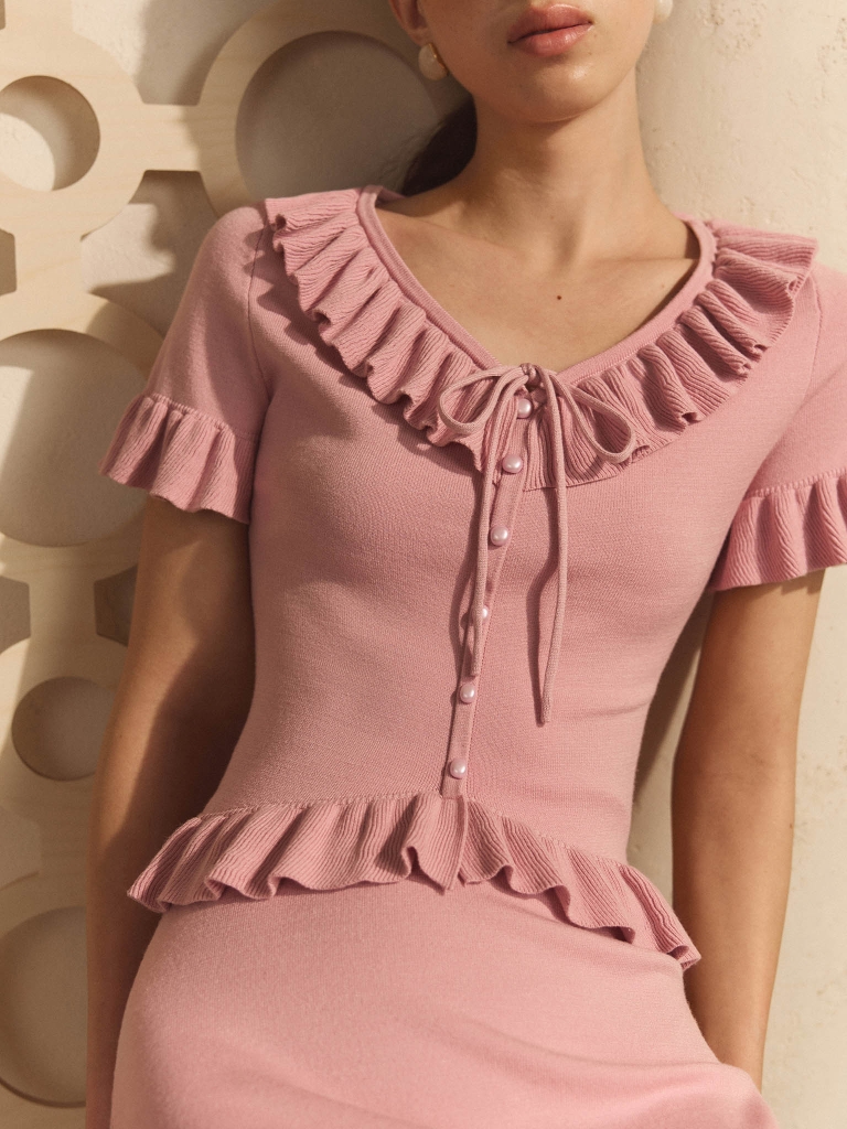 Smooth-knit cardigan with short sleeves and ruffles