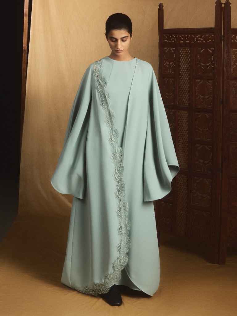 Maxi dress with voluminous cape and lace decoration