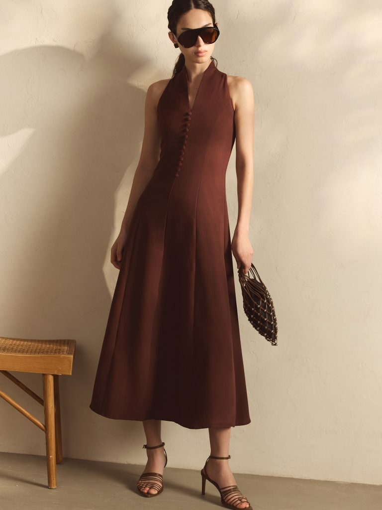 Fitted midi dress with open shoulders and decorative buttons