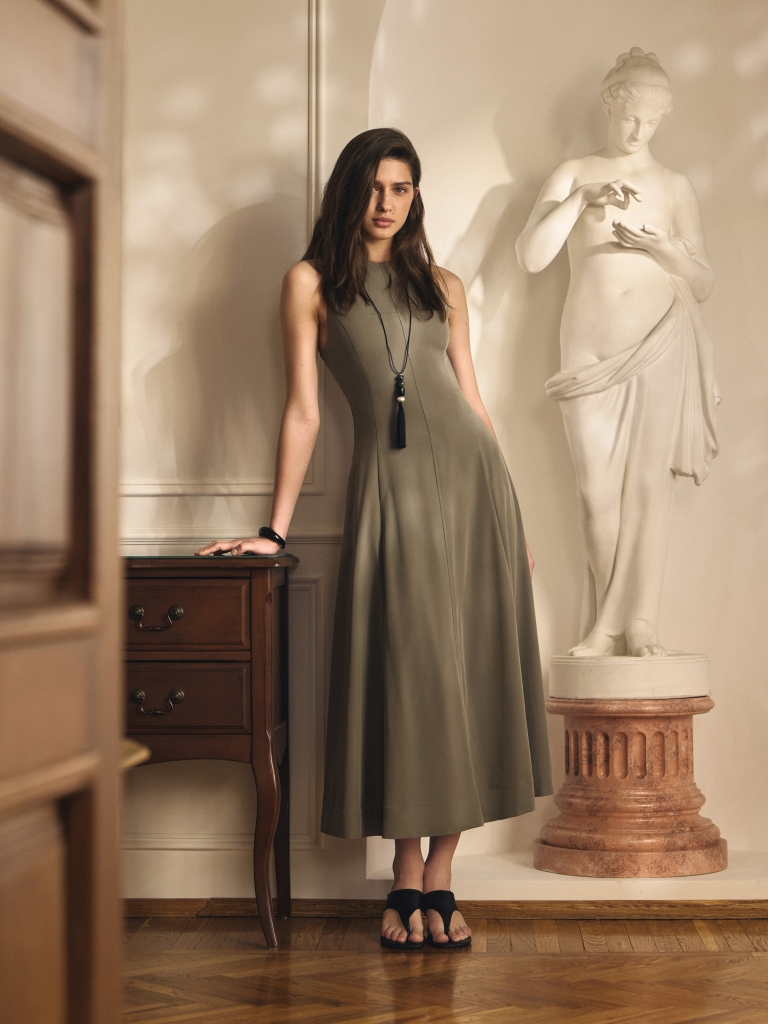 Fitted midi dress with vertical darts on the bodice