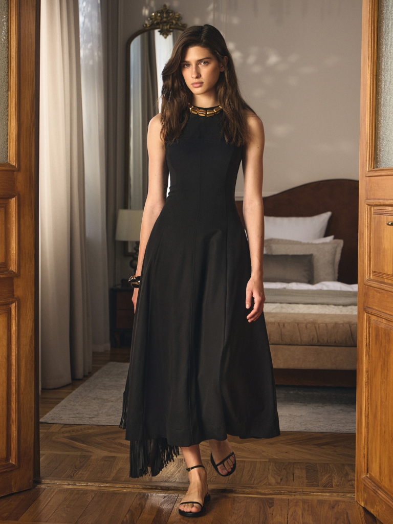 Приталенное платье миди с вертикальными вытачками на лифе