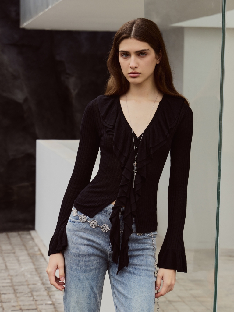 Top z wiskozy w prążki z falbanami przy kołnierzu