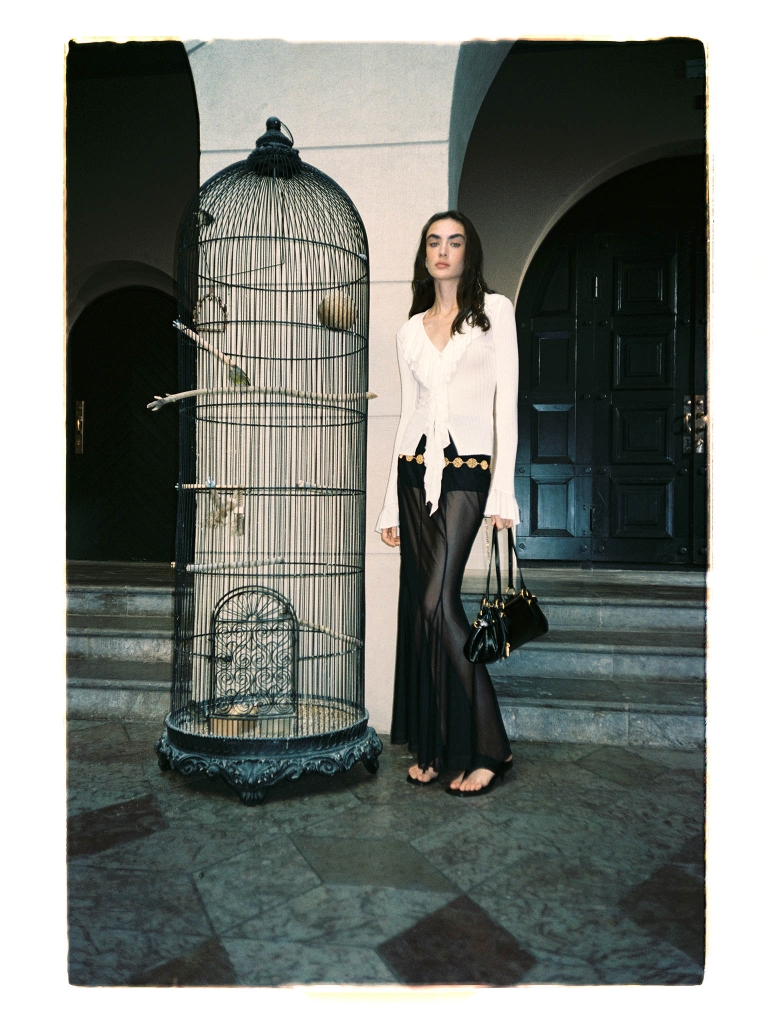 Top z wiskozy w prążki z falbanami przy kołnierzu