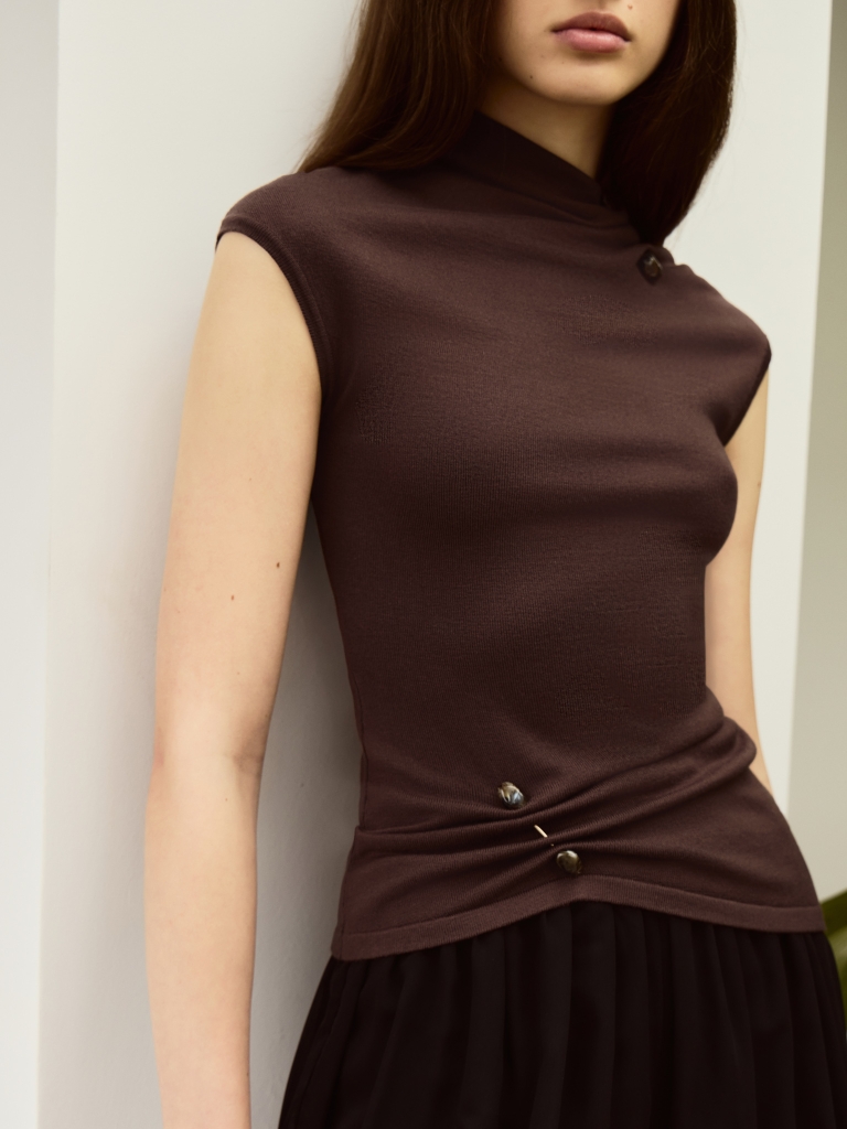 Dzianinowy top z wiskozy z metalowymi zdobieniami