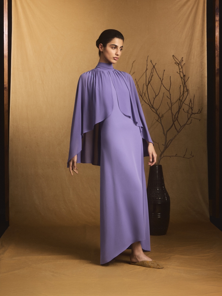 Maxi dress with voluminous sleeves and bow at the neck