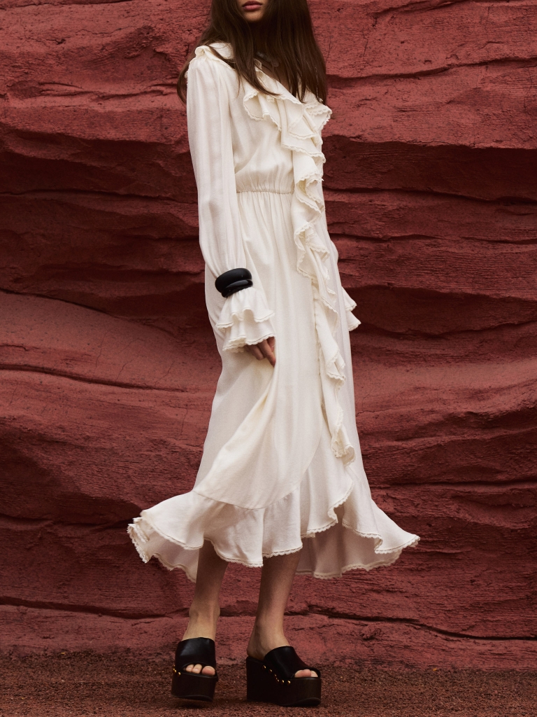 Легкое платье миди с объемными воланами