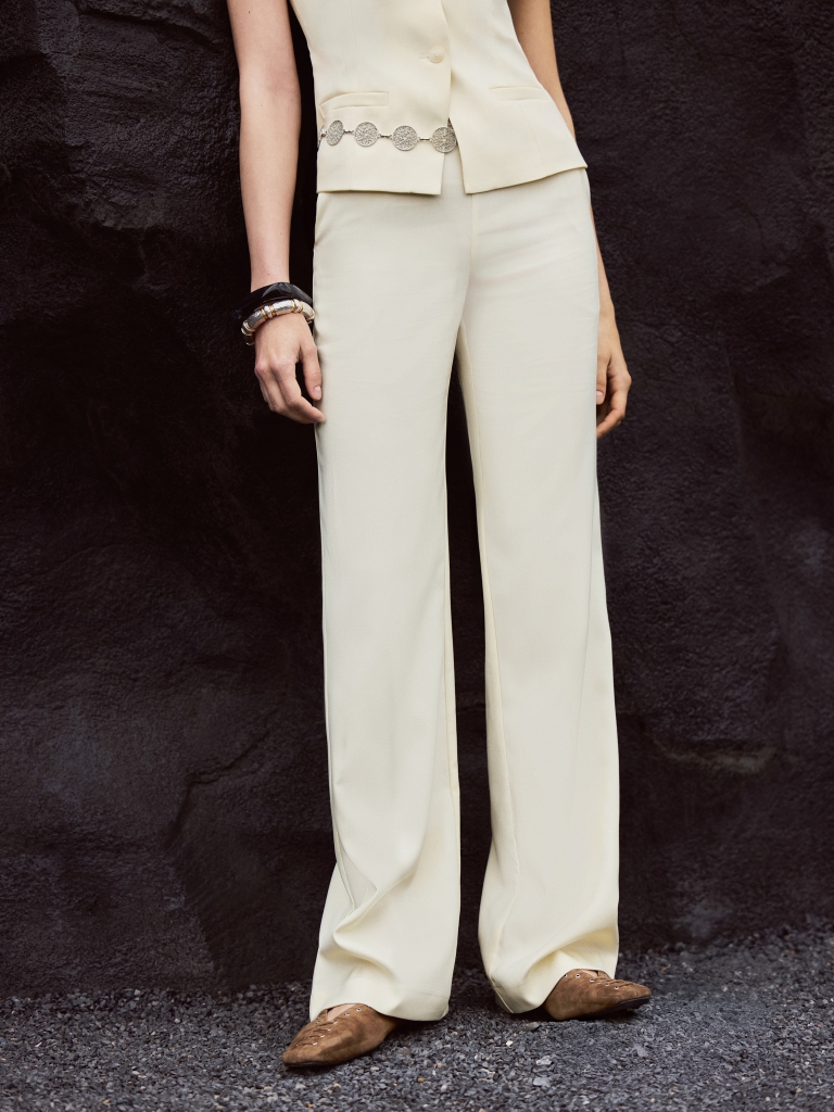 Ausgestellte Hose aus Anzugstoff mit Spitzenverzierung