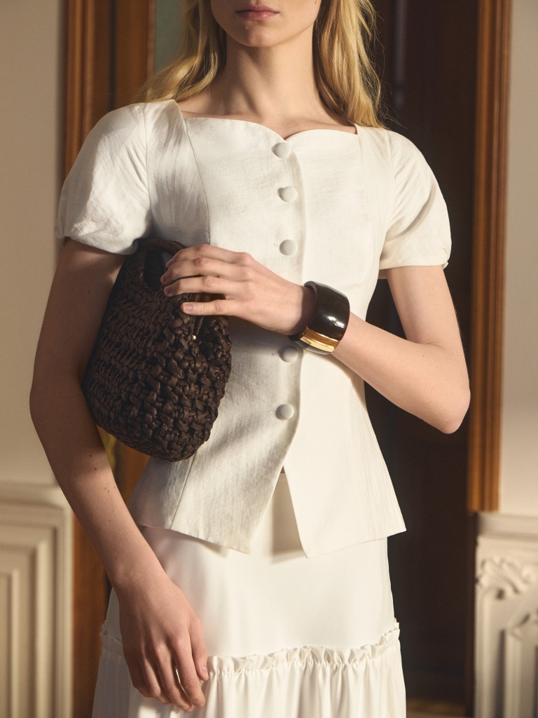 Fitted viscose top with short sleeves and large buttons