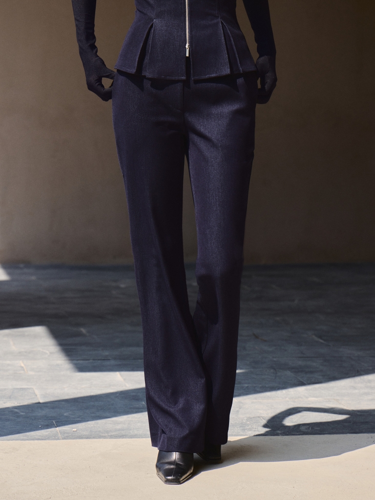 Расклешенные брюки на высокой посадке