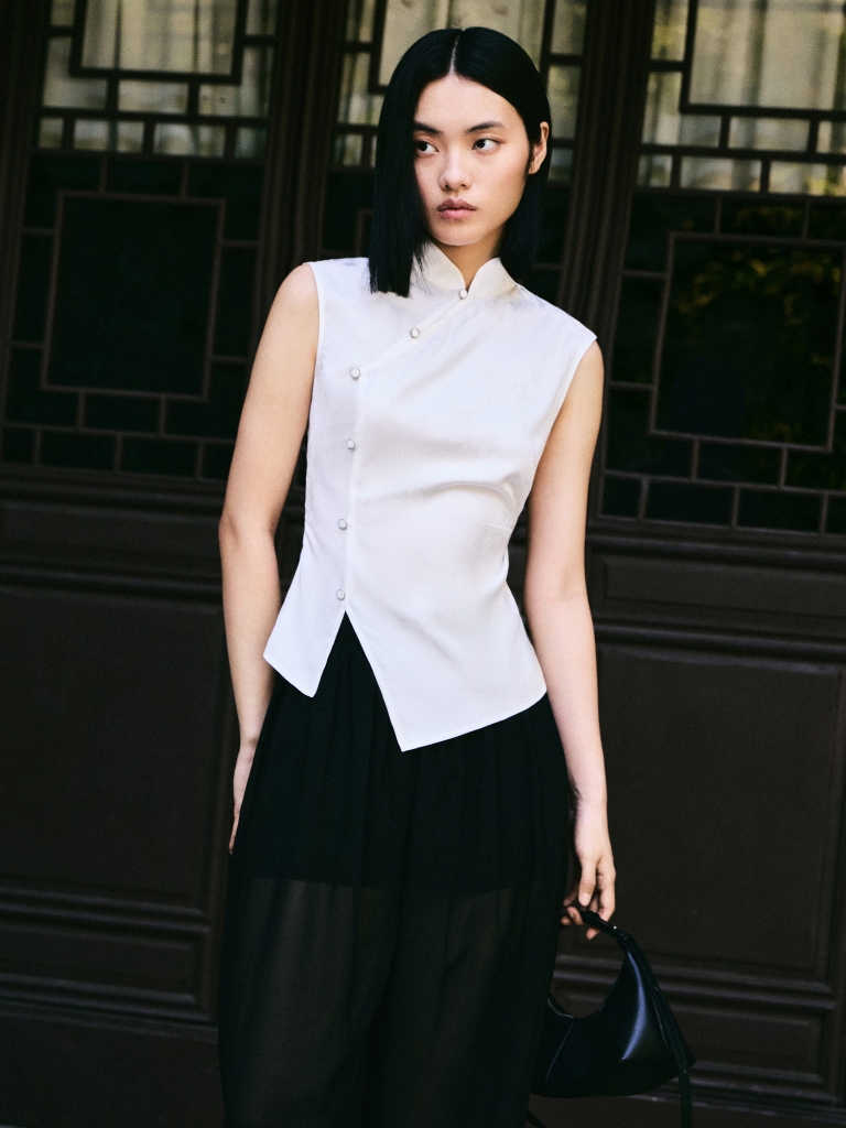 Fitted blouse with floral pattern and asymmetrical fastening